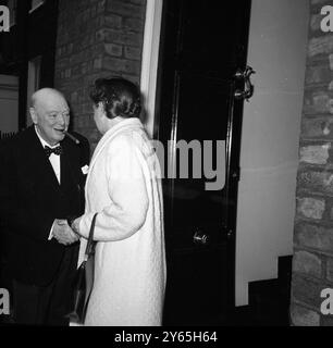 Der Grand Old man hält Ein Luncheon Sir Winston Churchill , komplett mit Zigarre und Fliege , als er den kanadischen Premierminister John Diefenbaker in seiner Hyde Park Gate Residenz zu einem Mittagessen begrüßte . Mai 1960 Stockfoto