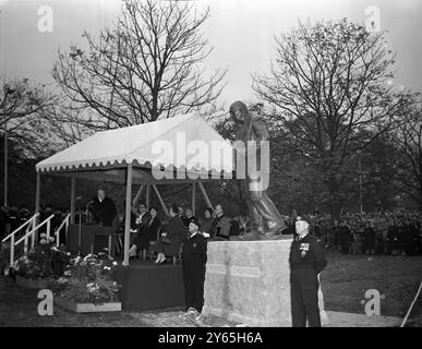 Sir Winston spricht in der Statue Enthüllung Sir Winston Churchill hält eine Rede nach der Enthüllung der Statue von ihm durch Feldmarschall Viscount Montgomery in Woodford Green . 31. Oktober 1959 Stockfoto