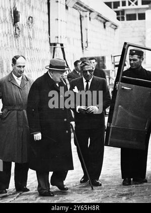 The Perfect Host and the Distinguished Guest der perfekte Gastgeber , Aristoteles Onassis ( mit dunkler Brille ) der griechische Millionär Schiffseigner , sieht den angesehenen Gast , Sir Winston Churchill . März 1959 Stockfoto