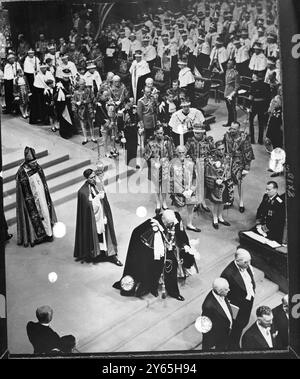 Sir Winston in der Abbey-Prozession mit seinem Knight of the Garter Regalia und mit seinem gefederten Hut geht Sir Winston Churchill , der Premierminister , in einer Prozession von Westminster Abbey aus nach der Krönung der Königin . Unter seinem K . Er trägt seine Uniform als Warden der Cinque Ports am 2. Juni 1953 Stockfoto