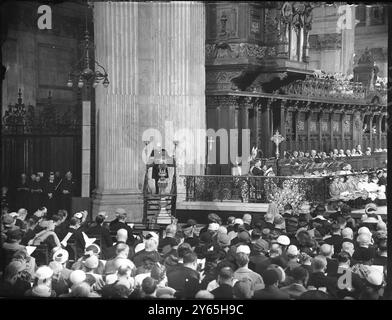 Premier liest die Lektion in St. Pauls . Sir Winston Churchill , der Premierminister , liest die Lektion in der St. Paul's Cathedral während des Krönungsdankfestes. Die Königin , der Herzog von Edinburgh und andere Mitglieder der königlichen Familie nahmen Teil . Der Erzbischof von Canterbury , Dr Fisher , predigte den Gottesdienst . 9. Juni 1953 Stockfoto