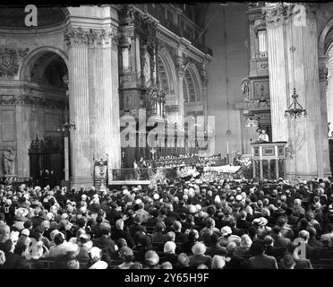 Königin Besucht St Pauls Cathedral. Von der Kanzel in der St Paul ' s Cathedral aus predigt der Erzbischof von Canterbury , Dr Fisher , heute beim Krönungsgottesdienst die Predigt . Die Königin nahm in Begleitung des Herzogs von Edinburgh und anderer Mitglieder der königlichen Familie an dem Gottesdienst Teil . Die große Gemeinde hörte auch Sir Winston Churchill die Lektion lesen. Juni 1953 Stockfoto