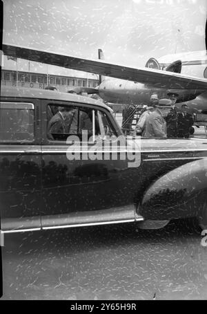 Sir Winston Fährt In Die Ferien. Premierminister Sir Winston Churchill lässt am Flughafen London ein Auto stehen , bevor er für einen kurzen Urlaub in der Villa von Lord Beaverbrook in Cap D'Ail in der Nähe von Nizza in Frankreich aufbricht . Sein Schwiegersohn und seine Tochter Kapitän und Frau Christopher Soames begleiteten ihn . Lady Churchill war am 17. September 1953 nicht dort Stockfoto