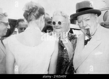 Sir Winston Churchill und Lady Churchill fliegen mit der Yacht des Schiffsmeisters Aristoteles Onassis ( links ) nach Nizza für eine dreiwöchige Kreuzfahrt über das Mittelmeer . Juli 1959 Stockfoto