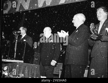 Sir Winston Auf Der Parteikonferenz. Lord Woolton , Vorsitzender der Konservativen Partei ( rechts ) , applaudiert als Premierminister Sir Winston Churchill aufsteigt , um seine Rede zum Abschluss der jährlichen Konservativen Parteikonferenz in den Wintergärten in Margate in Kent zu halten . Oktober 1953 Stockfoto