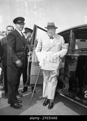 Sir Winston auf dem Weg nach Südfrankreich sein leichter Anzug krabbelte bei der Fahrt mit dem Auto , Sir Winston Churchill , vor der Ankunft am Flughafen London mit ernsten Schritten von seinem Auto , bevor er einen Platz nach Nizza , Südfrankreich, einnimmt . Juli 1959 Stockfoto