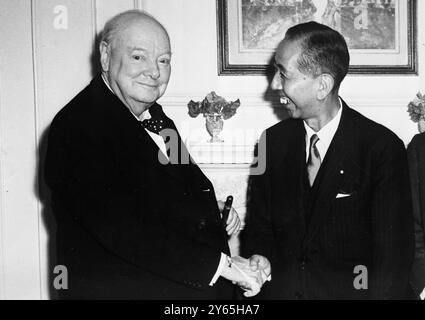 Der Japanische Premierminister Ruft Sir Winston Auf . Der japanische Premierminister Nobusuke Kishi ( rechts ) , der zu einem offiziellen Besuch in Großbritannien kommt , ruft Sir Winston Churchill in Sir Winstons Haus im Hyde Park Gate in London auf . 14. Juli 1959 Stockfoto