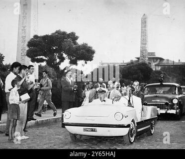 Sir Winston Churchill Sieht Istanbul . Sir Winston Churchill in typischer Fliege und Zigarre wird durch die Straßen der malerischen türkischen Hauptstadt , ehemals Konstantinopel , gefahren . August 1959 Stockfoto