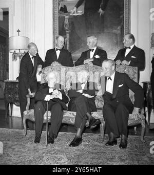 Kriegskommandanten Zusammen. Wartime Commanders trafen sich im Winfield House , dem Sitz des US-Botschafters in London , als sie sich auf Einladung von Präsident Eisenhower zu einem privaten Abendessen trafen . Von links nach rechts sitzen Sir Winston Churchill , Präsident Eisenhower und der britische Premierminister Harold Macmillan . September 1959 Stockfoto