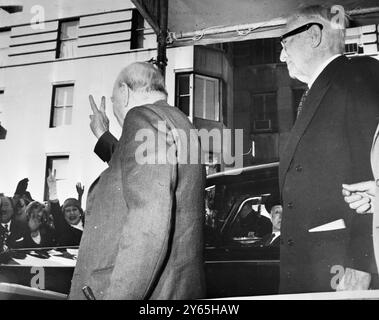 Sir Winston trifft seinen alten Freund aus Washington nach New York , Sir Winston Churchill übergibt sein berühmtes V-Zeichen den Wollwischern , während sein alter Freund und älterer Staatsmann Bernard Baruch ( rechts ) zusieht . Mai 1959 Stockfoto