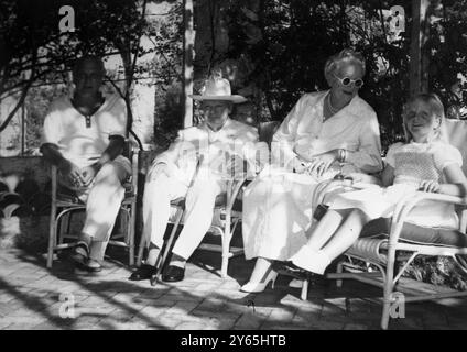 Kirchlein In Der Goldenen Sonne. In der abgeschiedenen Villa Capponcina am Cap D'Ail posieren Mitglieder der Familie Churchill für ein Foto in der hellen Sonne , während sie zusammen sind , um Sir Winston und Lady Churchill den goldenen Hochzeitstag zu feiern . Bei ihnen sind ihr Sohn Randolph und ihre Enkelin Arabella . 12. September 1958 Stockfoto