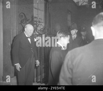 Japanischer Kronprinz Mittagessen Mit Sir Winston . Premierminister Sir Winston Churchill ( links ) beobachtet den japanischen Kronprinzen Akihito , der 10 Downing Street verlässt , nachdem er mit dem Premierminister gegessen hatte . Der 19-jährige Kronprinz ist hier zur Krönung und vertritt seinen Vater, den Kaiser am 30. April 1953 Stockfoto