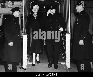 Ein guter Sailor landet in Manhattan. Herr Churchill , in Kühljacke und Royal Yacht Squadron Cap , geht vom Schiff an Land , Queen Mary in Begleitung von Frau Churchill bei seiner Ankunft in New York . Januar 1953 Stockfoto