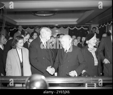 Herr Churchill begrüßte den Gastgeber-Premierminister Winston Churchill bei einer Pressekonferenz an Bord des Schiffes Queen Mary mit Bernard Baruch ( links ) seinem Gastgeber New York . Frau Churchill spricht mit Sir Roger Makins ( rechts ) , dem neuen Botschafter in den Vereinigten Staaten vom 6. Januar 1953 Stockfoto