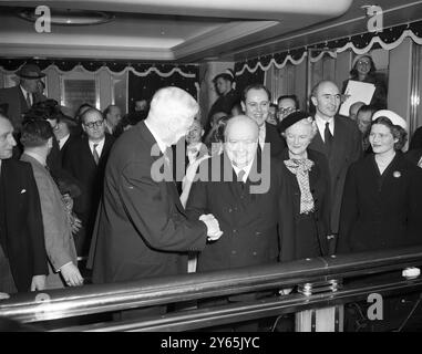 Herr Churchill Begrüßt Den Gastgeber . Premierminister Winston Churchill schüttelt sich bei einer Pressekonferenz an Bord des Schiffes Queen Mary mit seinem Gastgeber Bernard Baruch ( links ) die Hand . Frau Churchill spricht mit Sir Roger Makins ( rechts ) , dem neuen britischen Botschafter in den Vereinigten Staaten vom 6. Januar 1953 Stockfoto