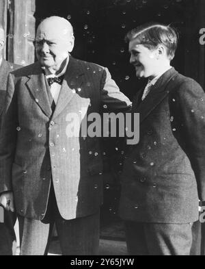 Sir Winston feiert seinen 83. Geburtstag . Sir Winston Churchill posiert mit seinem Enkel Winston , dem Sohn von Randolph Churchill , auf den Stufen seines Hauses in Chartwell , Westerham , Kent . 30. November 1957 Stockfoto