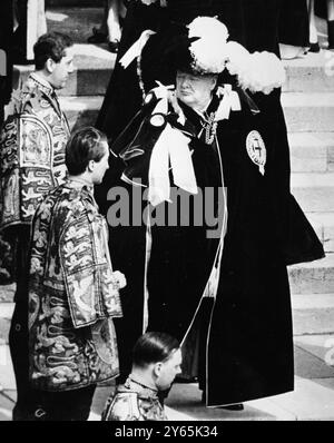 Der neue Ritter der Carter Sir Winston Churchill in seinem Gewand als Ritter der Carter spricht mit einem der Herolds , als er die St George's Chapel Windsor verlässt , nachdem er den Carter-Dienst angetreten hatte , in dem er als Ritter des Ordens eingesetzt wurde . Juni 1954 Stockfoto