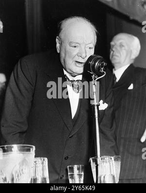 Sir Winston Churchill sagte 4000 Konservativen heute in Margate , dass er nicht in den Ruhestand gehen wird . Er bekräftigte seinen Glauben an eine große Konferenz von vier Mitgliedern und lügte Gerüchte über eine frühe Parlamentswahl in diesem Jahr oder im nächsten Jahr . Eine schöne Studie über Sir Winston während seiner Rede in Margate am 10. Oktober 1953 Stockfoto