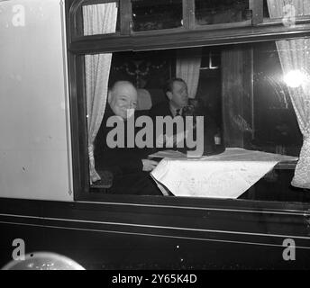 Churchill und Schwiegersohn verlassen Premierminister Winston Churchill sitzt zusammen mit seinem Schwiegersohn Captain Christopher Soames ( rechts ) . Mitglied des Parlaments für Bedford , in ihrem Bus an der Waterloo Station , bevor sie nach Southampton fahren , wo sie an Bord der Queen Mary nach New York gehen . Herr Churchill wird mit mir Eyk Eisenhower, dem designierten amerikanischen Präsidenten, informelle Gespräche führen und Präsident Truman in Washington verabschieden, bevor er etwa zwei Wochen in Jamaika verbringen wird. Er wird von Frau Churchill, seiner jüngsten Tochter, Frau Soames, und dem Ehemann seiner Tochter begleitet Stockfoto