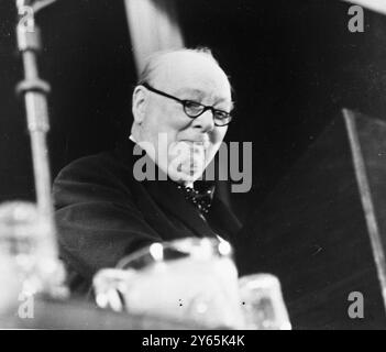 "Ich bleibe in der Hoffnung auf dauerhaften Frieden" . Sir Winston Churchill sagte heute 4000 Tories in Margate, dass er nicht in den Ruhestand gehen wird. Er bekräftigte seinen Glauben an eine Konferenz der Großen vier , und er lügte Gerüchte über eine frühe Parlamentswahl in diesem Jahr oder im nächsten Jahr . Hier lächelt Sir Winston, als er einen seiner Punkte während seiner Rede in Margate anspricht . Oktober 1953 Stockfoto
