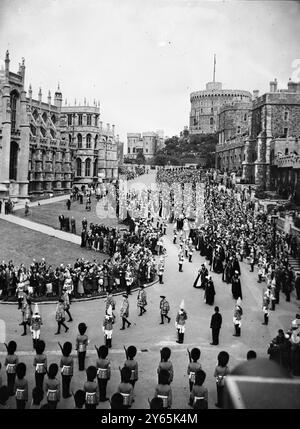 Sir Winston Wurde Zum Ritter Des Garters Ernannt. Sir Winston Churchill in seinen Strumpfkleidern führte die Prozession zur St George's Chapel Windsor , um die Einrichtungszeremonie durchzuführen . Juni 1954 Stockfoto