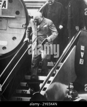 Sir Winston und Lady Churchill Sir Winston Churchill und Lady Churchill verlassen das Flugzeug in Rom auf dem Weg nach Sizilien für ihren Urlaub . Der ehemalige Minister wird einen Urlaub in Syrakus verbringen. April 1955 Stockfoto