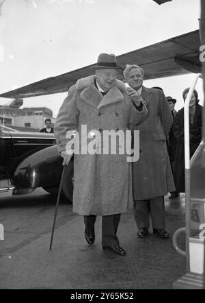 Sir Winston Fliegt Zurück Nach Riviera. Sir Winston Churchill besteigt ein Flugzeug am Flughafen London auf seinem Weg nach Nizza , um seinen Urlaub an der Riviera fortzusetzen . Er unterbrach sie, um nach London zurückzukehren und Lady Churchill zu sehen, bevor sie für einen dreiwöchigen Besuch nach Ceylon fuhr . März 1956 Stockfoto