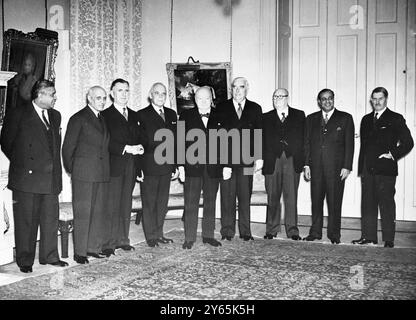 Sir Winston Churchill hat heute Nachmittag die Commonwealth - Premierminister in der Downing Street 10 zur Eröffnung der Commonwealth - Premierministerkonferenz empfangen die Commonwealth - Premierminister in der Downing Street 10 heute Nachmittag von links nach rechts die Hon Dudley Senanayake ( Ceylon ) , die Hon Jswaharlal Nehru ( Indien ) , die Rt Hon S . G . Holland ( Neuseeland ) The Rt Hon L . S . St Laurent ( Kanada ) Sir Winston Churchill , The Rt Hon R . G , Menzies ( Australien ) Dr The Hon Malan , ( Südafrika ) , Mohammed Ali für Pakistan und der Rt Hon Sir Godfrey Stockfoto