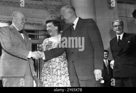 Eisenhower's Greet Churchill Premierminister Sir Winston Churchill wird bei der Ankunft im Weißen Haus von Präsident und Frau Eisenhower begrüßt . Auf der rechten Seite befindet sich der britische Außenminister Anthony Eden . Juni 1954 Stockfoto
