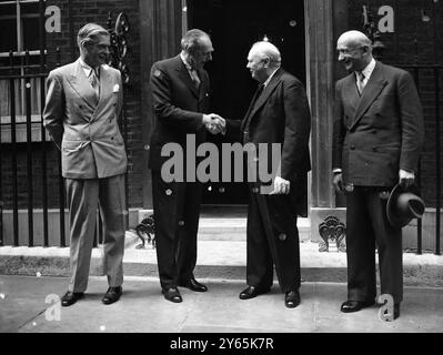 Die Gäste Des Mittagessens Nehmen Ihren Urlaub. Premierminister Winston Churchill ( zweiter von rechts ) schüttelt dem US-Außenminister Dean Acheson , dem französischen Außenminister Robert Schuman ( rechts ) und dem britischen Außenminister Anthony Eden ( links ) die Hand , während der amerikanische Außenminister die Downing Street .10 verlässt . 27. Juni 1952 Stockfoto