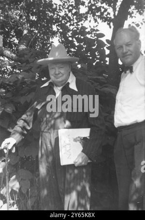 Der ehemalige Premierminister Sir Winston Churchill fotografierte mit dem niederländischen Maler Max Nauta , dem neuesten Maler , der Sir Winston porträtierte . Das Bild wird im Parlament der Niederlande hängen . Das erste Porträt eines ausländischen Staatsmannes, das dort gehängt wurde. Sir Winston , ein Amateurkünstler , und Mr. Nauta werden in Sir Winstons Country Home Chartwell fotografiert, wo das Gemälde am 23. September 1955 entstand Stockfoto