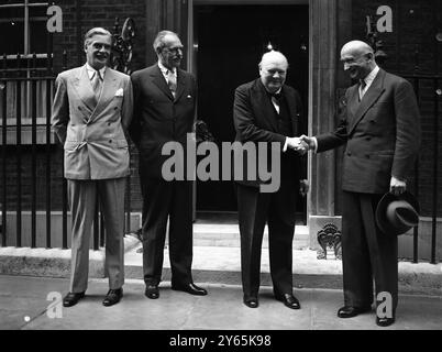 Außerhalb Nr. . 10 Downing Street , Premierminister Churchill schüttelt M R Schuman die Hand , nachdem der französische Außenminister zusammen mit Dean Acheson , dem US-Außenminister , ( zweiter von links ) und Anthony Eden ( links ) mit dem Premierminister zu Mittag gegessen hatte . Juni 1952 Stockfoto