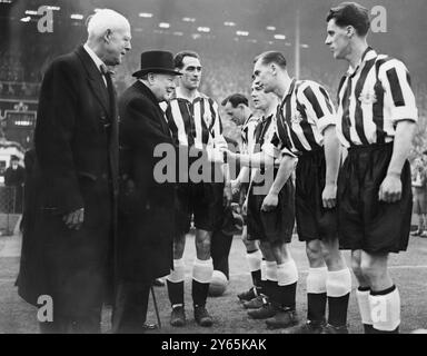 Churchill trifft im Cup-Finale auf die Spieler von Newcastle United , bevor das FA Cup-Finale in Wembley beginnt . Sowohl die Spieler von Arsenal als auch Newcastle wurden dem Premier präsentiert , der mit Milburn ( Mittelstürmer ) die Hände schüttelt . Mai 1952 Stockfoto