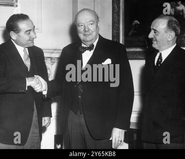 Herr Churchill begrüßt den türkischen Premierminister des britischen Premierministers Winston Churchill ( Mitte ) mit dem türkischen Premierminister Adnan Menderes ( links ) und dem türkischen Außenminister Professor Fuat Koprulu ( rechts ) in der Downing Street 10 . Oktober 1952 Stockfoto