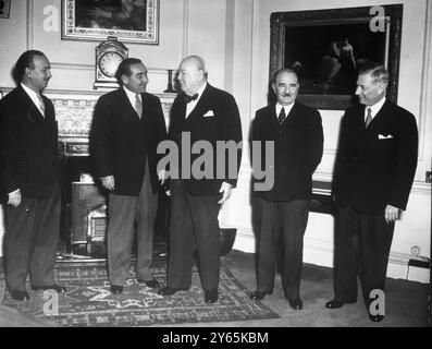 Der türkische Premierminister ruft Churchill zum britischen Premierminister Winston Churchill ( Mitte ) mit dem türkischen Premierminister Adnan Menderes ( zweiter von links ) und dem türkischen Außenminister ( zweiter von rechts ) , Professor Fuat Koprulu , in der Downing Street 10 in London auf . 14. Oktober 1952 Stockfoto