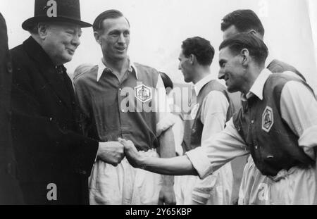 Premier Trifft Cup Teams . Premierminister Winston Churchill spricht mit Arsenal Inside Right , Jimmy Logie , vor dem Start des FA-Cup-Finales in Wembley . Sowohl die Teams Arsenal als auch Newcastle United wurden Churchill vorgestellt. Mai 1952 Stockfoto