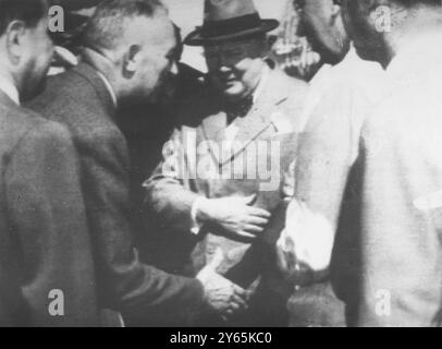 Herr Churchill Kommt In Nizza An . Premierminister Winston Churchill ( Mitte ) wird vom Bürgermeister von Nizza , M. Medeoin , begrüßt , als der Premierminister und seine Frau zu vierzehn Tagen Urlaub machen . September 1952 Stockfoto