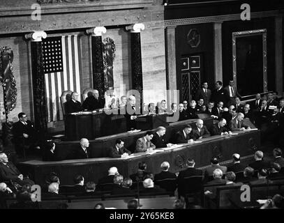 Herr Churchill spricht vor dem Kongress Premierminister Winston Churchill trägt eine Brille und macht eine ausladende Geste mit seinen Armen während einer gemeinsamen Sitzung des Kongresses . Hinter ihm stehen Herr Barkley , Vizepräsident der Vereinigten Staaten ( links ) , und Herr Rayburn , Sprecher des Repräsentantenhauses . Januar 1952 Stockfoto