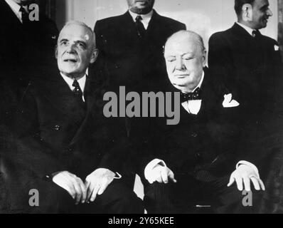 Churchill und Kanadas Premierminister bei den Commonwealth-Gesprächen . Herr Winston Churchill und Herr St Laurent , Premierminister von Kanada , bei der Eröffnung der Commonwealth-Wirtschaftskonferenz im Kabinettssaal in der Downing Street Nr. .10 . November 1952 Stockfoto