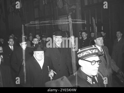 Churchill in Paris britischer Ministerpräsident , Winston Churchill wird vom französischen Ministerpräsidenten Rene Pleven ( rechts ) am Pariser Bahnhof begrüßt . 17. Dezember 1951 Stockfoto