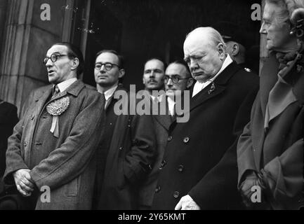 Winston Churchill , Vorsitzender der Konservativen Partei ( rechts ) , sieht nachdenklich aus , da er zusammen mit J R Campbell , dem kommunistischen Kandidaten für Woodford , der extremen Linken ist , das Ergebnis der Umfrage an der St Barnabas School in Woodford hört . Oktober 1951 Stockfoto