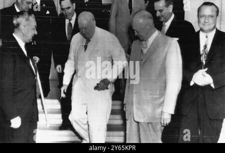 Sir Winston im Weißen Haus dieses drahtlose Foto aus Washington zeigt von links nach rechts den Abgeordneten Charles Halleck , den Sprecher des Hauses Joe Martin , den Premierminister des Vereinigten Königreichs Winston Churchill , den Präsidenten der Vereinigten Staaten Ike Eisenhower , Senator Lyndon Johnson und Senator Knowland auf den Stufen des Weißen Hauses am 27. Juni 1954 Stockfoto