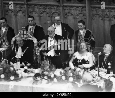 Churchill spricht vor dem Bankett des Lord Mayor . Premierminister Sir Winston Churchill ( 2 . links ) spricht vor den Gästen beim jährlichen Bankett des Lord Mayor in der Londoner Guildhall . Der neue Oberbürgermeister Seymour Howard befindet sich zu seiner Linken . Neben Sir Winston Churchill befindet sich die Lady Mayoress , Mrs. Seymour Howard , und rechts der Erzbischof von Canterbury , Dr Geoffrey Fisher . November 1954 Stockfoto