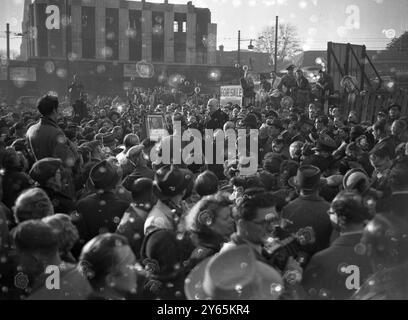 Letzte Worte Von Winston. Winston Churchill , der Vorsitzende der Konservativen , hält eine Vorabrede in der Hoe Street im Wahlkreis Walthamstow East , wo John Harvey der Kandidat der Konservativen ist . 24. Oktober 1951 Stockfoto