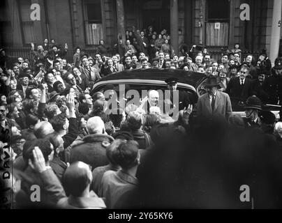 Winston Churchill geht zur Wahl und lächelt in die Menge . Winston Churchill wird gesehen , als er am Wahlschalter von St Stephen in Kensington in London ankam , um bei den Parlamentswahlen zu wählen . Oktober 1951 Stockfoto