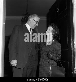 Richard Crossman und Frau Barbara Castle hatten eine kurze Begegnung auf den Stufen der Downing Street 10 . Frau Castle ging in die Nr. 10, als Herr Crossman abreiste, und gut humorvoll posierten sie zusammen für Bilder . Oktober 1964 Stockfoto