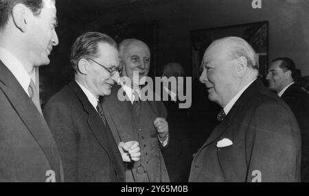 Italienischer Premierminister und Herr Churchill beim Mittagessen der italienischen Botschaft . Signor de Gasperi , der italienische Premierminister ( zweiter von links ) mit Winston Churchill ( rechts ) und dem italienischen Außenminister Graf Carlo Sforza ( Mitte ) bei einer Mittagsfeier in der italienischen Botschaft in London . März 1951 Stockfoto