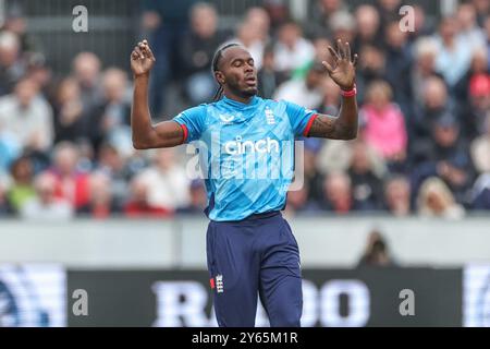 Chester Le Street, Großbritannien. September 2024. Jofra Archer of England reagiert während des dritten Metro Bank One Day International Match England gegen Australien am 24. September 2024 in Chester-le-Street, Großbritannien (Foto: Mark Cosgrove/News Images) am 24. September 2024 in Chester-le-Street, Großbritannien. (Foto: Mark Cosgrove/News Images/SIPA USA) Credit: SIPA USA/Alamy Live News Stockfoto