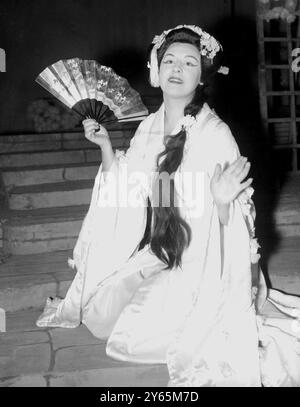 Sena Jurinac , die kroatische Sopranistin aus Wien , wird im Royal Opera House in Covent Garden in London für ihr Debüt mit der Covent Garden Opera Company in der Titelrolle von Puccinis Madama Butterly geprobt . Januar 1959 Stockfoto