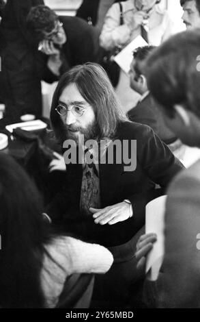 Herr Allan Klein, Berater der Beatles und ihres Musikkonzerns „Apple“, hört Beatle John Lennon und seine Frau Yoko Ono an die Fragen von Reportern im Apple Headquarters in Savile Row London am 28. April 1969 Stockfoto